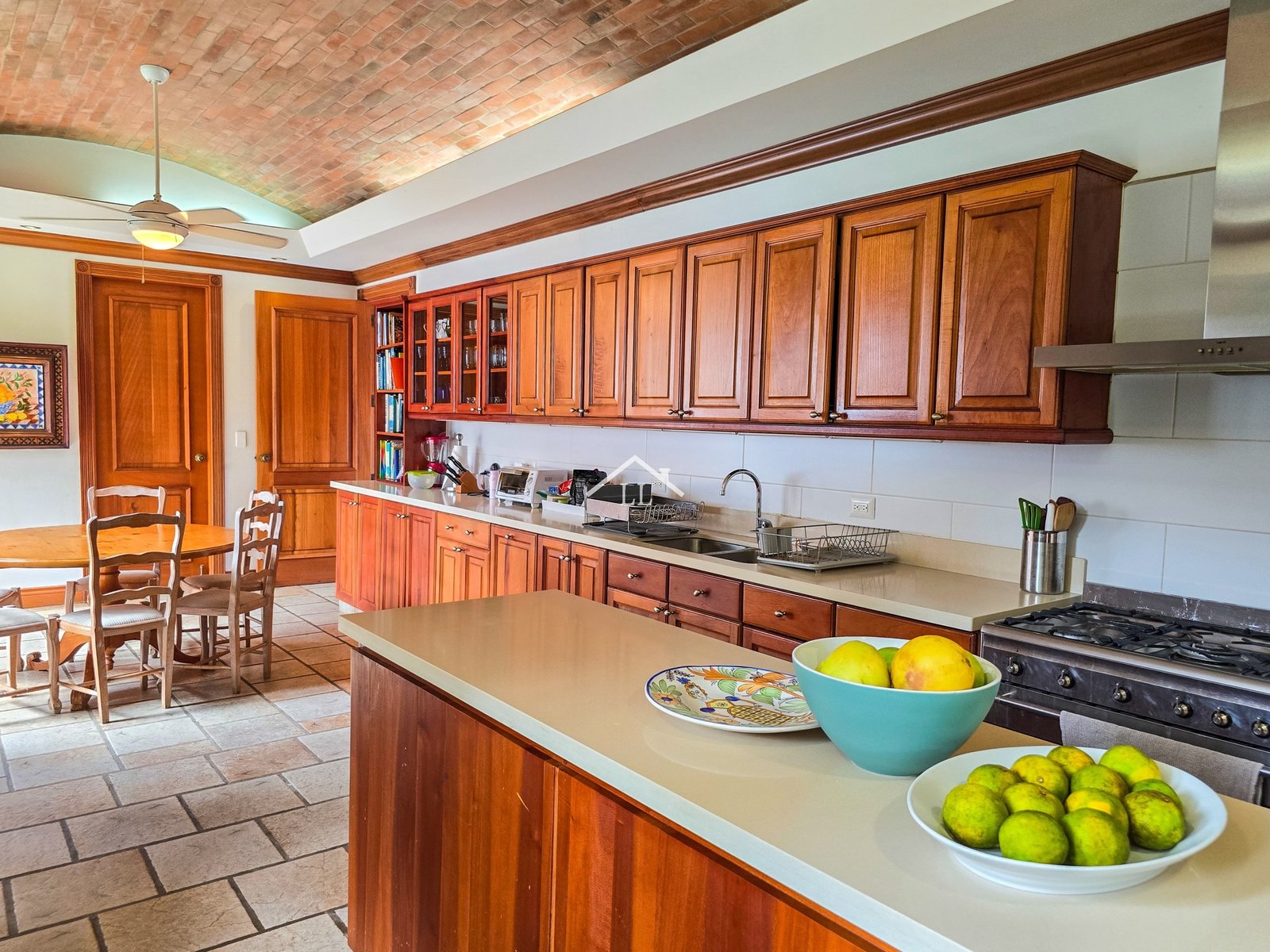 Se renta espectacular residencia en Mirador de Santo Domingo – Exclusividad, comodidad y elegancia en un solo lugar.