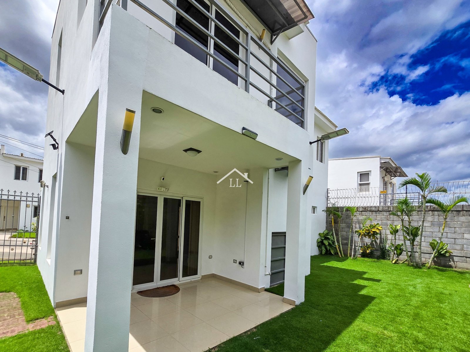 Venta de Hermosa Casa de Dos Pisos en Condominio Palmira de Santo Domingo
