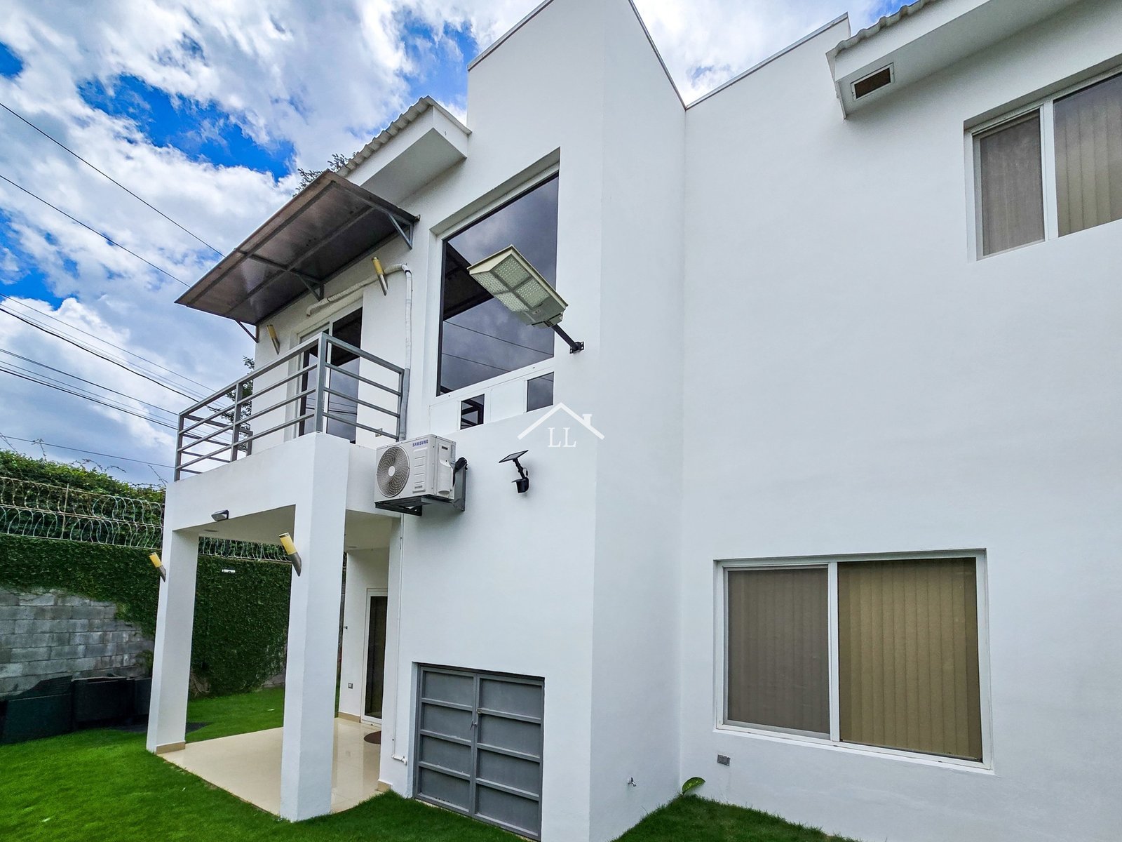 Venta de Hermosa Casa de Dos Pisos en Condominio Palmira de Santo Domingo