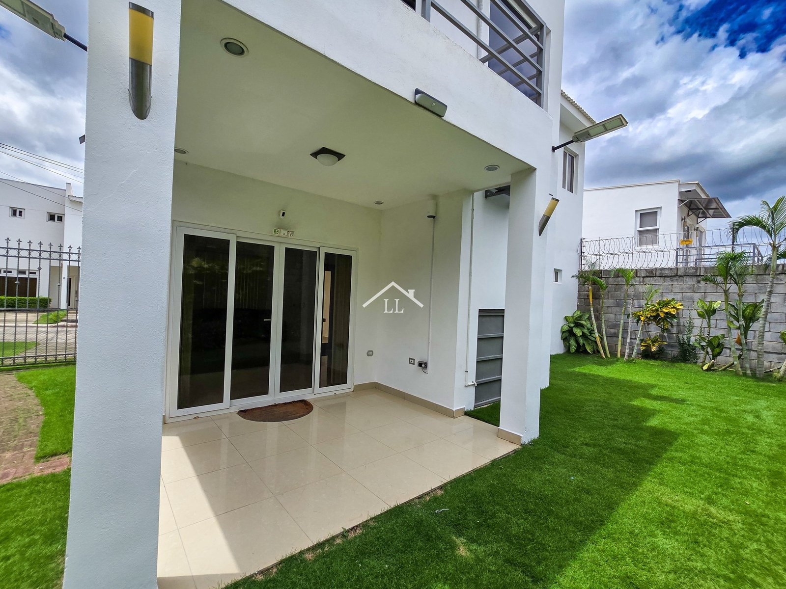 Venta de Hermosa Casa de Dos Pisos en Condominio Palmira de Santo Domingo