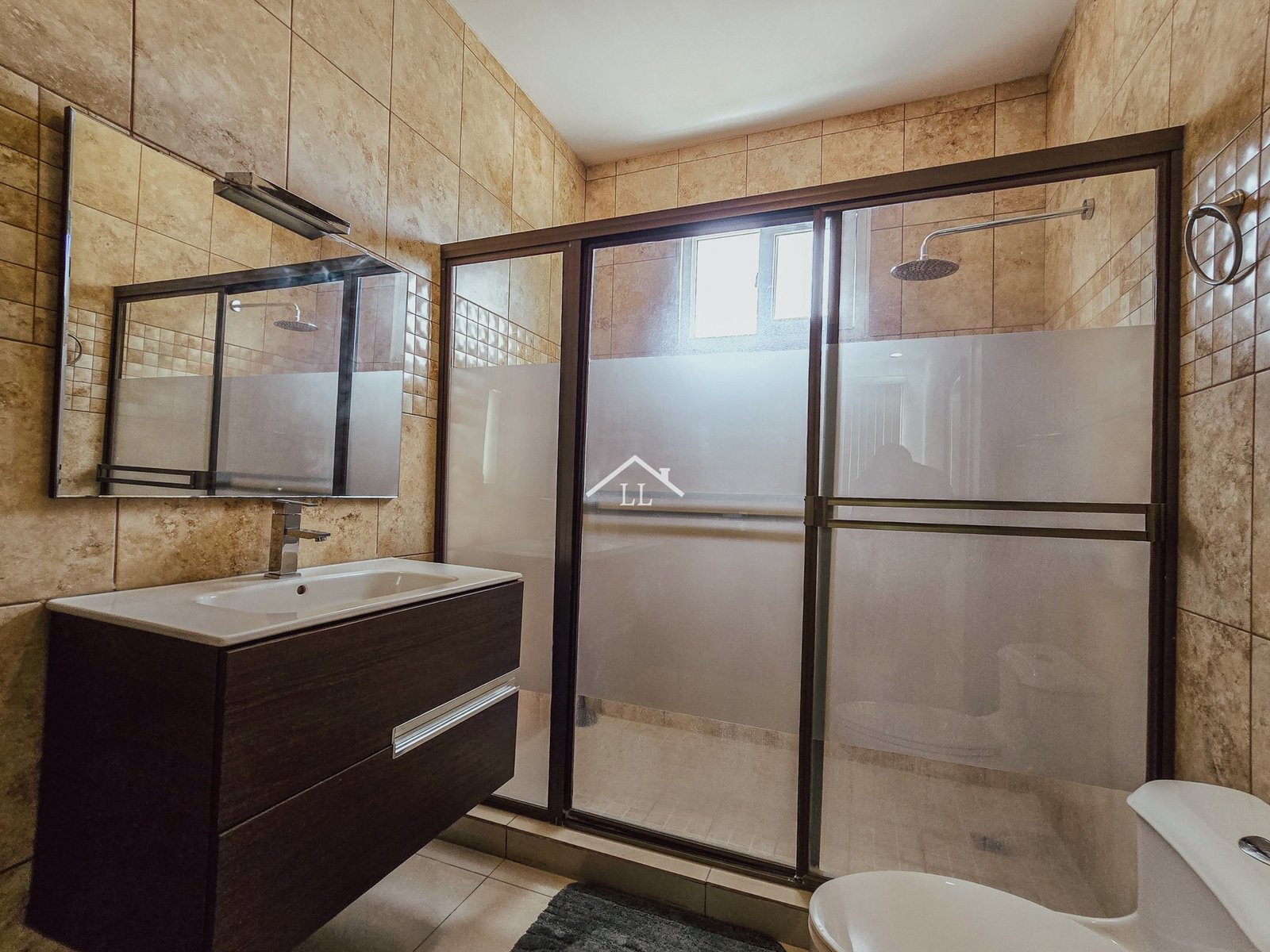 Venta de Hermosa Casa de Dos Pisos en Condominio Palmira de Santo Domingo